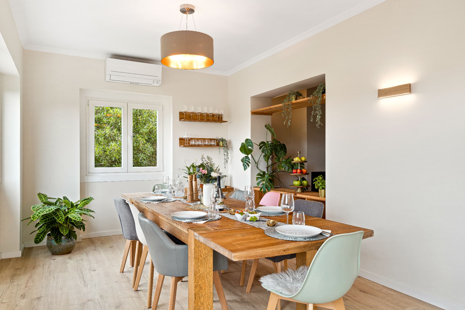 Indoor dining space at Retreat Oasis Portugal