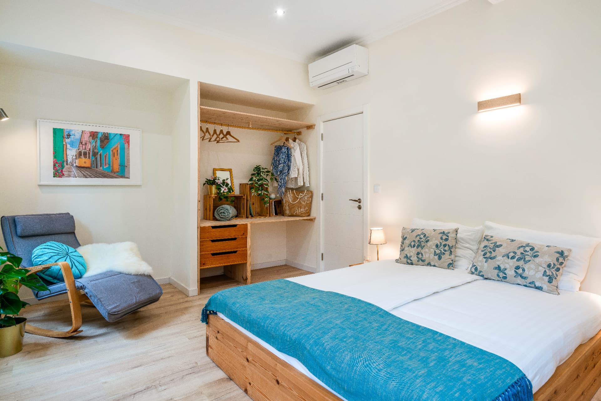 Bright double bedroom with blue accents at Retreat Oasis Portugal